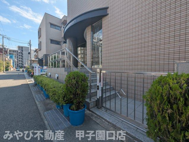 グローリー甲子園のエントランス