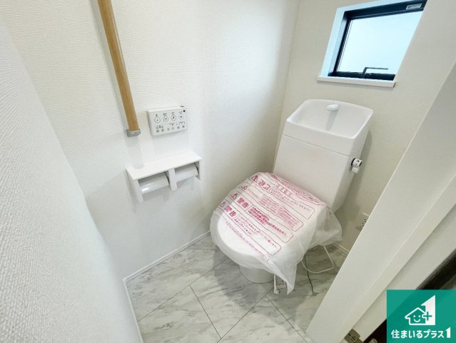 神戸市北区南五葉　新築一戸建てのトイレ|1・2階の2ヶ所にあるので、朝の忙しい時間の順番待ちもなく、深夜の利用にも大変便利です。
