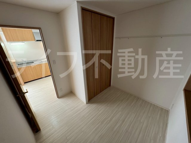 リリーフの洋室|落ち着いた色調の洋室です