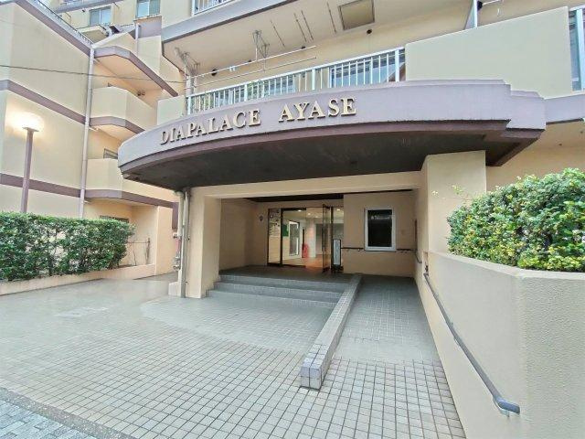 ダイアパレス綾瀬のエントランス|「青井」駅徒歩７分！スーパーやコンビニ近く買物便利な耐震基準適合大規模マンション、ダイアパレス綾瀬は即日現地案内可能となっておりますので、お気軽にお問い合わせください！