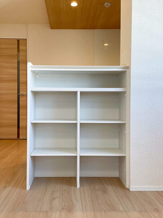Villa Glycineのキッチン|カウンターキッチン裏収納棚