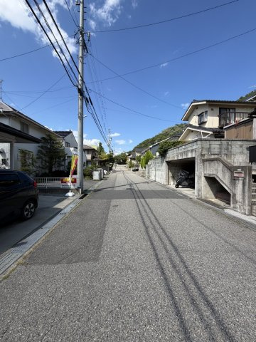 寿北5丁目　中古住宅の前面道路含む現地写真