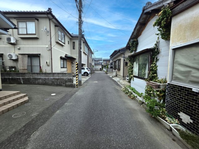 新潟市東区小金町1丁目の前面道路含む現地写真