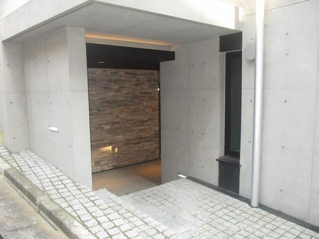 レヴァンテ都立大学のエントランス