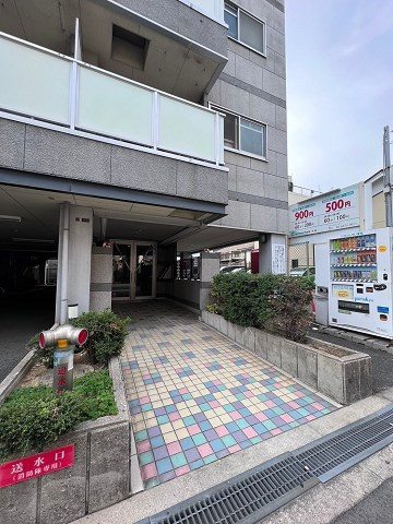 メロディハイム九条のエントランス