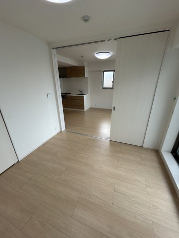 レジス城の堀の寝室|落ち着いた色調の寝室です