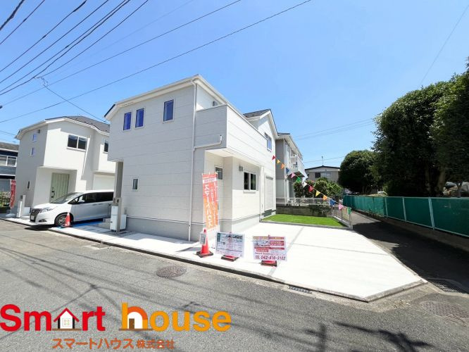 相模原市中央区淵野辺本町５丁目1期の前面道路含む現地写真|周囲の街並みと青空に生えるお洒落な仕上がり！周囲には高い建物のないエリア。青い空が大きく感じますね♪