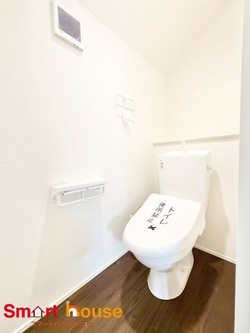 相模原市中央区淵野辺本町５丁目1期のトイレ|節水型でエコなトイレには今では当たり前のウォシュレット付き。換気機能も着いているので常に快適ですね♪