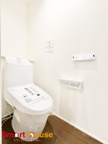 相模原市中央区淵野辺本町５丁目1期のトイレ|節水型でエコなトイレには今では当たり前のウォシュレット付き。換気機能も着いているので常に快適ですね♪