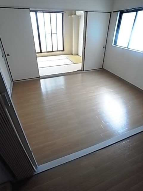 共親ビルの居間・リビング