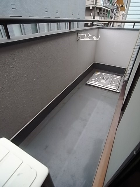 共親ビルのバルコニー