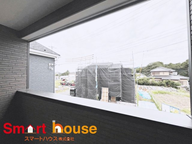 相模原市中央区田名第148の展望|開放的なバルコニーは見晴らしもよく、太陽の温かな温もりをめいっぱい受け止めてくれます。太陽の光と爽やかな風を受けたお洗濯物はあっという間に乾き、取りこむ時には太陽の匂いを感じられそうですね。