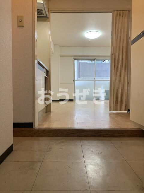 サンライズイセザキの居間・リビング|玄関から居室