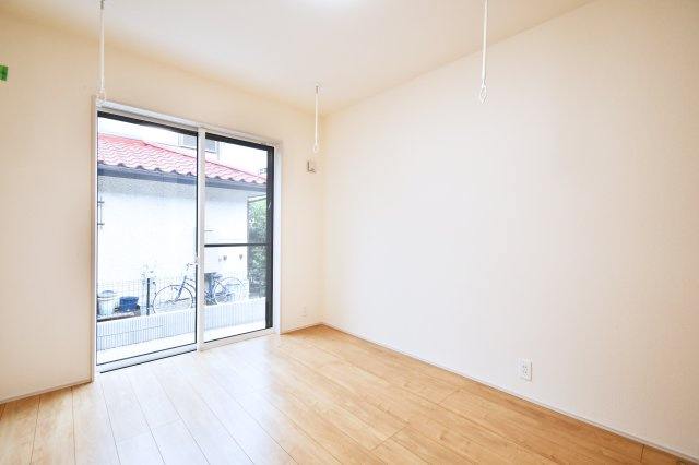蓮田市西新宿　平屋中古戸建の洋室|5帖 洋室①：リビング続き間の洋室は、ご家族の寝室やゲストの宿泊ルーム、お子様の遊び場・お昼寝スペースなど、様々なシーンで活躍します。