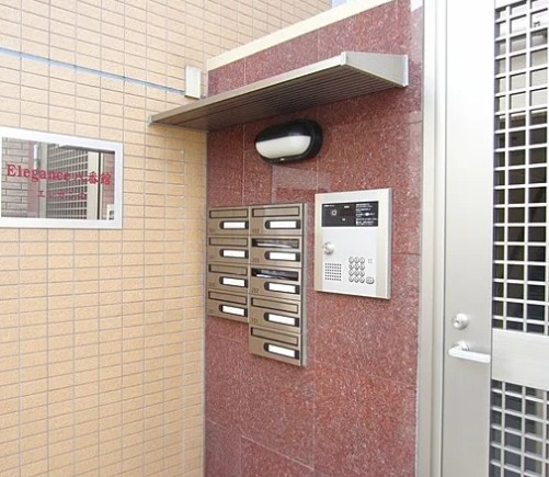 エレガンス8番館（北区上十条）のエントランス