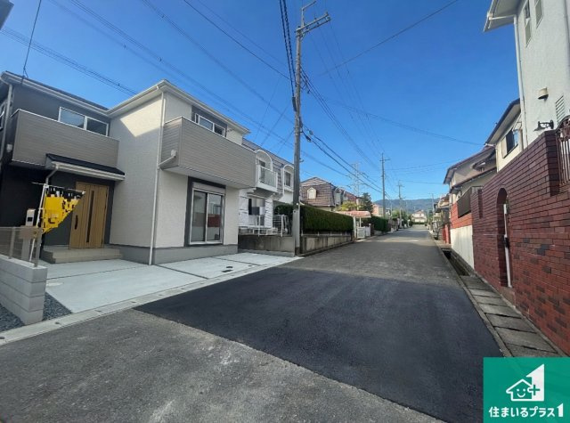 神戸市北区小倉台　第6期　新築一戸建ての前面道路含む現地写真|周辺は閑静な住宅街！前面道路広々で車の出し入れも便利です。駐車が苦手な方でも安心して車庫入れできます！