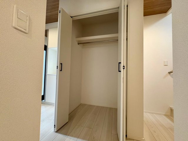 「駐車3台可能」高知市介良乙11期2号棟　新築一戸建ての収納|掃除用品や日用品のストックに便利な折れ戸式収納！空間を綺麗に保つ頼もしい収納スペースです。