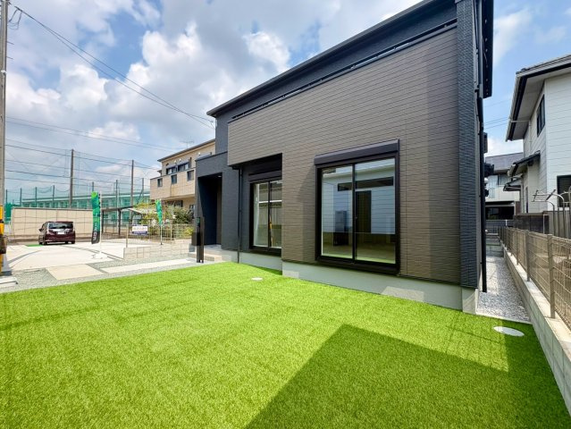 「駐車3台可能」高知市介良乙11期2号棟　新築一戸建ての外観|大きな窓から光が差し込む明るい住まい☆人工芝のお庭で手軽にガーデンライフを満喫できます。