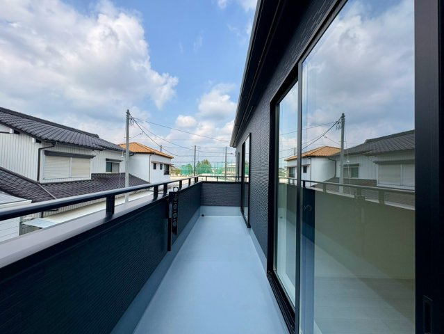 「駐車3台可能」高知市介良乙11期2号棟　新築一戸建てのバルコニー|青空が広がる開放感goodなワイドバルコニー！陽当たり良好でお洗濯物も乾きやすいスペースです。