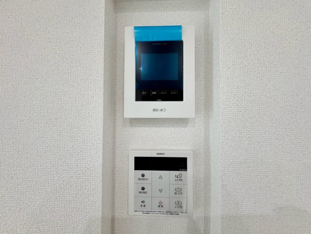 「駐車3台可能」高知市介良乙11期2号棟　新築一戸建ての防犯設備|モニター付きインターホン等を集約した壁面ニッチ！出っ張りがなくスッキリとした空間を保てます。