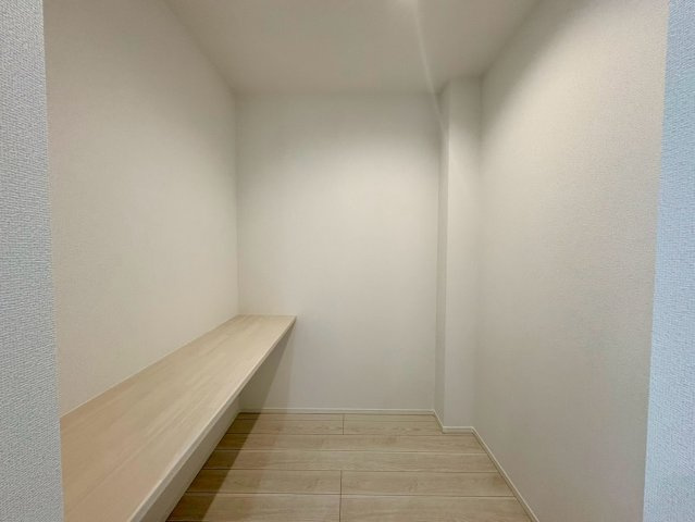 「小・中学校歩いてすぐ」高知市介良乙11期1号棟　新築一戸建てのその他|マルチに使えるカウンター空間。リモートワーク・学習スペースにも最適。静かに集中できる独立エリア。