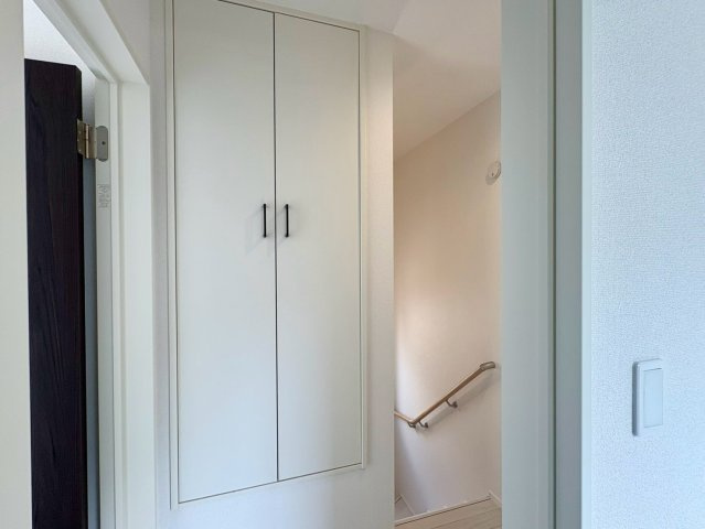 「小・中学校歩いてすぐ」高知市介良乙11期1号棟　新築一戸建ての収納|あると便利な廊下収納。掃除道具や日用品のストック収納に活躍！家全体をスッキリ保てます。