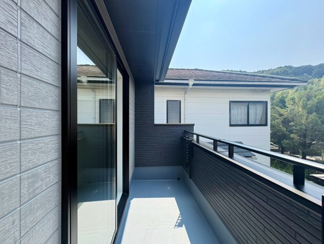 「小・中学校歩いてすぐ」高知市介良乙11期1号棟　新築一戸建てのバルコニー|ゆとりある奥行き設計。軒があるため急な雨でも安心。椅子を置いてリラックススペースにも♪