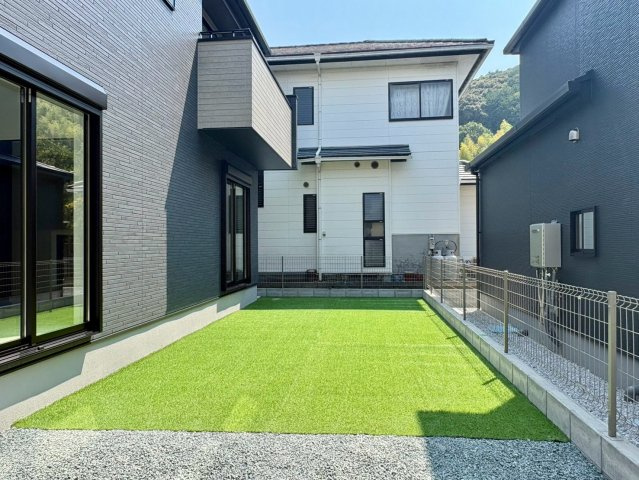 「小・中学校歩いてすぐ」高知市介良乙11期1号棟　新築一戸建ての庭|8/30撮影。専用庭付きでプライベート感たっぷり！モダンな外観と、趣味やプール遊びなど楽しめるお庭♪