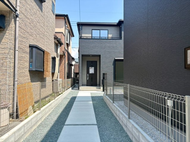 「小・中学校歩いてすぐ」高知市介良乙11期1号棟　新築一戸建てのその他|8/30撮影。モダンなグレーの家が奥にひっそりと佇む秘密基地のような隠れ家感のある、プライベート空間