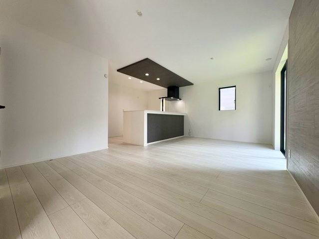 「小・中学校歩いてすぐ」高知市介良乙11期1号棟　新築一戸建ての居間・リビング|明るい広々LDK。陽光が心地よく差し込む、広々としたリビングダイニング。和室とのつながりも◎