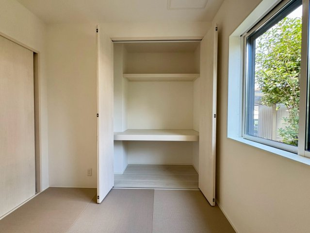 「スキップフロアと吹き抜けがある4LDK」高知市介良乙1号地　新築一戸建ての収納|布団や大きめの荷物もスッキリ収まる大容量クローゼット！お部屋をいつでも広く綺麗に保てます。