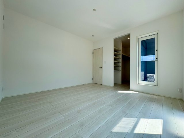 「スキップフロアと吹き抜けがある4LDK」高知市介良乙1号地　新築一戸建ての洋室|スタイリッシュな縦滑り出し窓から光が差し込む洋室！レイアウトしやすいスッキリとした空間。