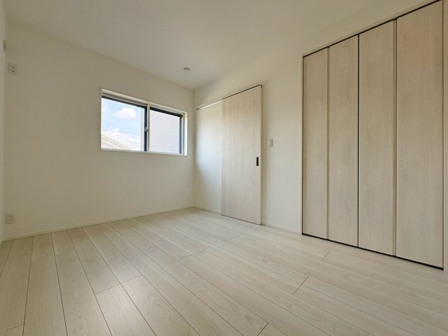 「スキップフロアと吹き抜けがある4LDK」高知市介良乙1号地　新築一戸建ての洋室|大型クローゼット付きでいつでもお部屋広々！子供部屋や書斎としても使いやすい明るい洋室。