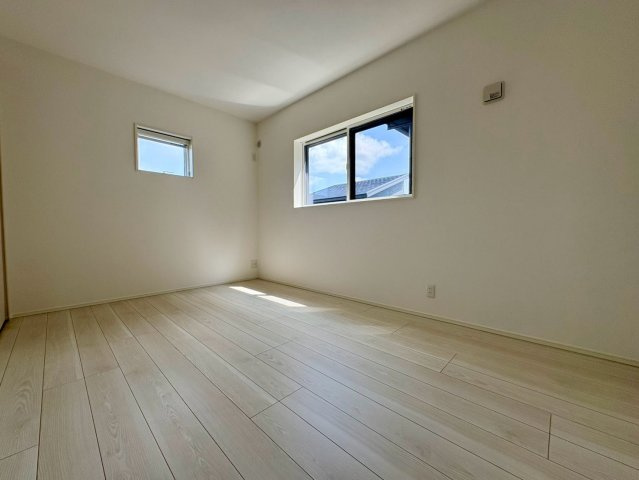 「スキップフロアと吹き抜けがある4LDK」高知市介良乙1号地　新築一戸建ての洋室|2面の窓から爽やかな風と光が通り抜ける快適空間！プライベート時間を心地よく過ごせる一室。