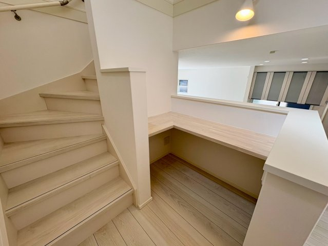 「スキップフロアと吹き抜けがある4LDK」高知市介良乙1号地　新築一戸建てのその他|在宅ワークや家族の学習スペースに！階段横の空間を賢く活かした便利なカウンターコーナー。
