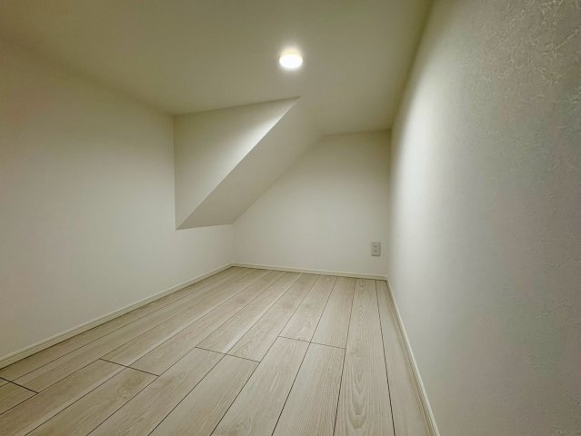 「スキップフロアと吹き抜けがある4LDK」高知市介良乙1号地　新築一戸建ての収納|季節家電や思い出の品もたっぷりしまえる広々スペース！住まい全体をスッキリ保てる大容量収納。