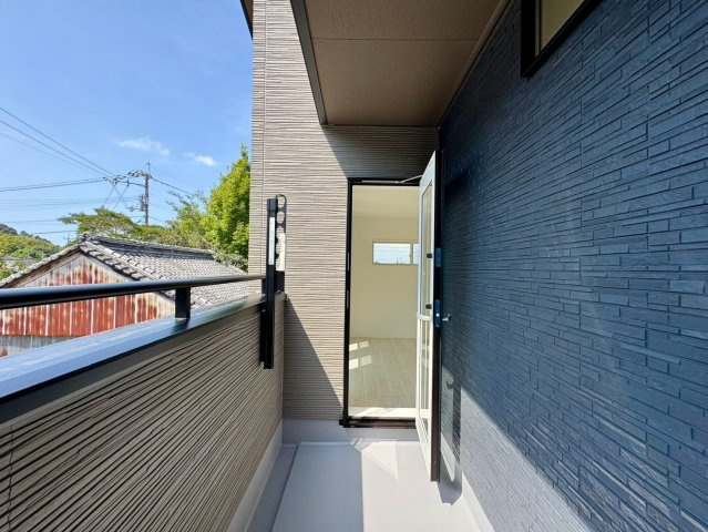 「スキップフロアと吹き抜けがある4LDK」高知市介良乙1号地　新築一戸建てのバルコニー|陽当り・通風良好なバルコニー！洗濯物もたっぷり干せて、爽やかな風を感じられる快適な屋外空間。