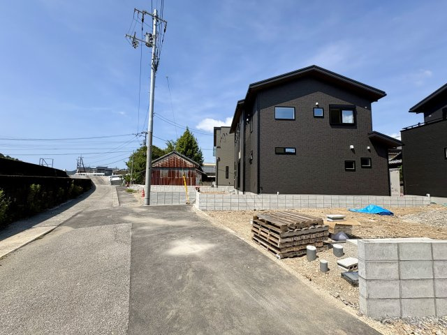 「スキップフロアと吹き抜けがある4LDK」高知市介良乙1号地　新築一戸建ての前面道路含む現地写真|8/30撮影。見通しが良く運転しやすい前面道路！落ち着いた住環境と陽当りの良さが魅力の新築分譲地。