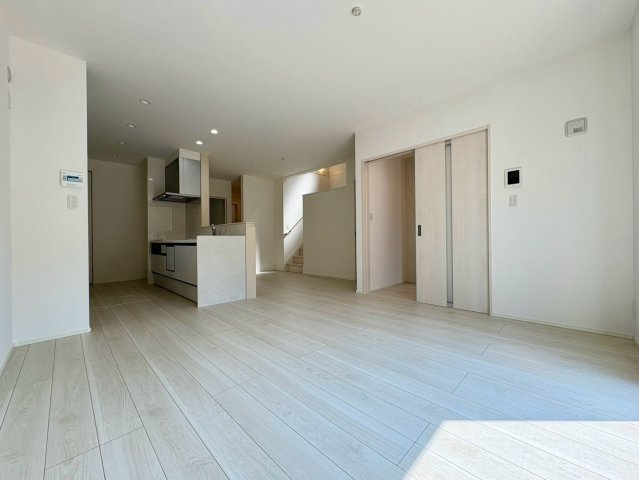 「スキップフロアと吹き抜けがある4LDK」高知市介良乙1号地　新築一戸建ての居間・リビング|明るい陽光が差し込む開放的なLDK。家族みんなが自然と集まる、心地よい団らんの空間です。