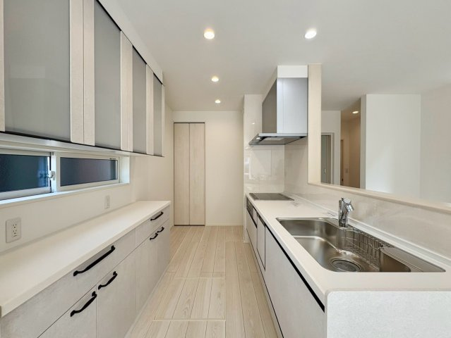 「スキップフロアと吹き抜けがある4LDK」高知市介良乙1号地　新築一戸建てのキッチン|背面収納充実でいつもスッキリ！家族との会話が弾む、白を基調とした清潔感あふれる対面キッチン☆