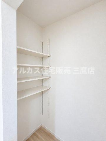 練馬区大泉学園町６丁目 西武池袋線 大泉学園駅 新築戸建の収納|高さ調節が可能な可動棚を備えたパントリー収納空間。食品のストックや調理器具などをスッキリ整理できます。 