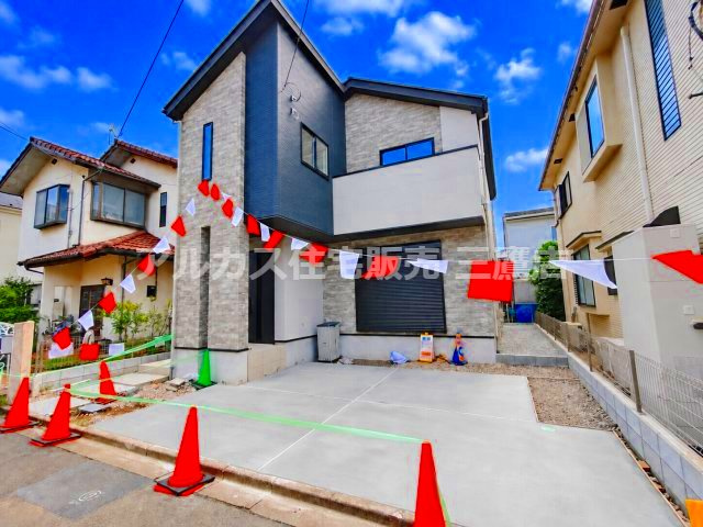練馬区大泉学園町６丁目 西武池袋線 大泉学園駅 新築戸建の外観|異素材を組み合わせたモダンな外観デザイン。手前にはコンクリート舗装されたカースペースが整えられています。 