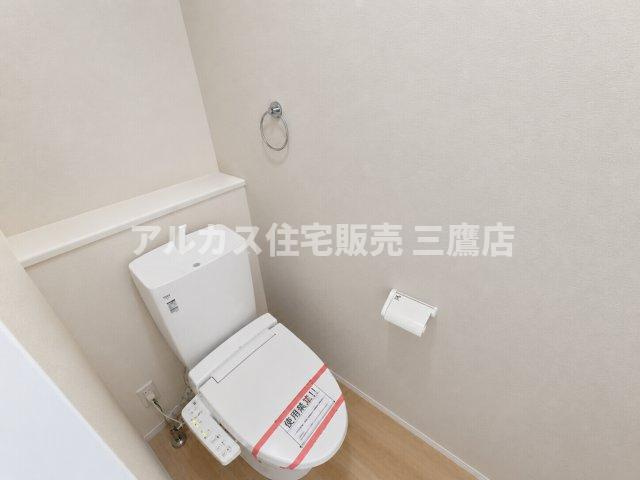 練馬区大泉学園町６丁目 西武池袋線 大泉学園駅 新築戸建のトイレ|背面に小物を置けるカウンターを設けたトイレ。白を基調とした内装で爽やかな印象です。