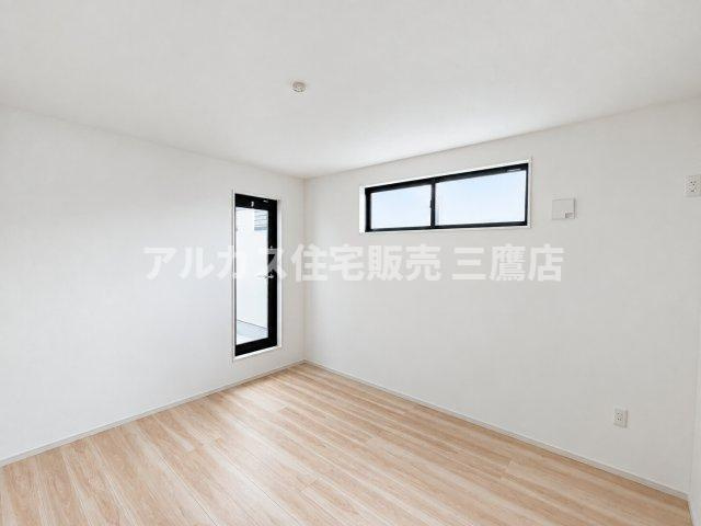 練馬区大泉学園町６丁目 西武池袋線 大泉学園駅 新築戸建の洋室|プライバシーに配慮された高窓とスリット窓のある洋室。家具の配置がしやすいすっきりとした形状です。