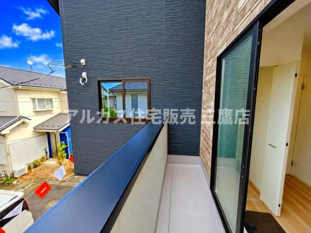 練馬区大泉学園町６丁目 西武池袋線 大泉学園駅 新築戸建のバルコニー|洋室からスムーズに出入りできるバルコニー。外壁とのコントラストがおしゃれな空間です。