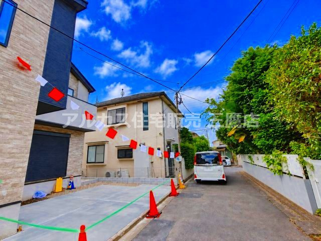 練馬区大泉学園町６丁目 西武池袋線 大泉学園駅 新築戸建の前面道路含む現地写真|平坦で舗装された前面道路。お車でのご帰宅や、周辺での日常のお買い物・お出かけもしやすい生活環境です。