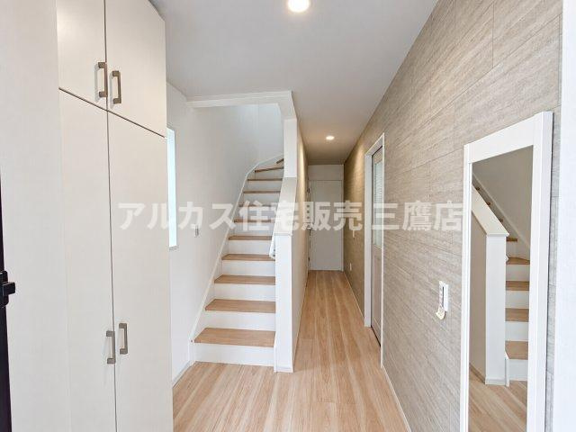 練馬区大泉学園町６丁目 西武池袋線 大泉学園駅 新築戸建の玄関|大型のシューズボックスを備えた玄関ホール。姿見鏡が設置されており、お出かけ前の身だしなみチェックにも便利です。