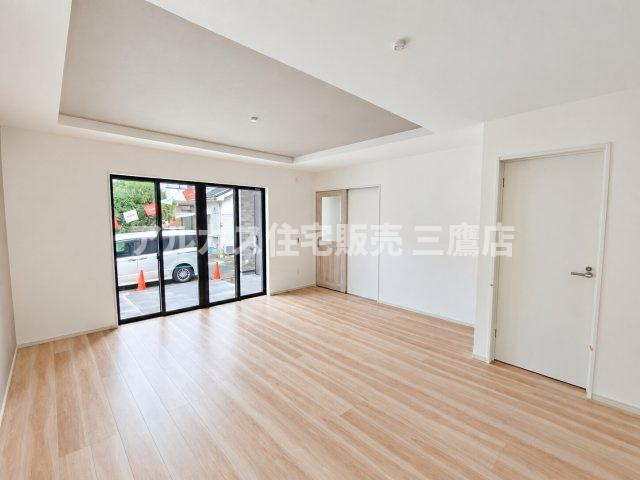 練馬区大泉学園町６丁目 西武池袋線 大泉学園駅 新築戸建の居間・リビング|折り上げ天井と大きな窓が印象的なリビング。シンプルな内装設計でインテリアのコーディネートも楽しめます。