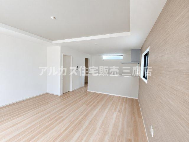 練馬区大泉学園町６丁目 西武池袋線 大泉学園駅 新築戸建の居間・リビング|折り上げ天井が空間に立体感を生み出す開放的なリビング。明るい色調の内装で手持ちの家具も合わせやすいデザインです。  