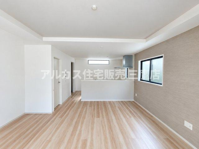 練馬区大泉学園町６丁目 西武池袋線 大泉学園駅 新築戸建の居間・リビング|ナチュラルな木目調フローリングと落ち着いたアクセントクロスが配されたLDK。対面式キッチンから空間全体を見渡せます。